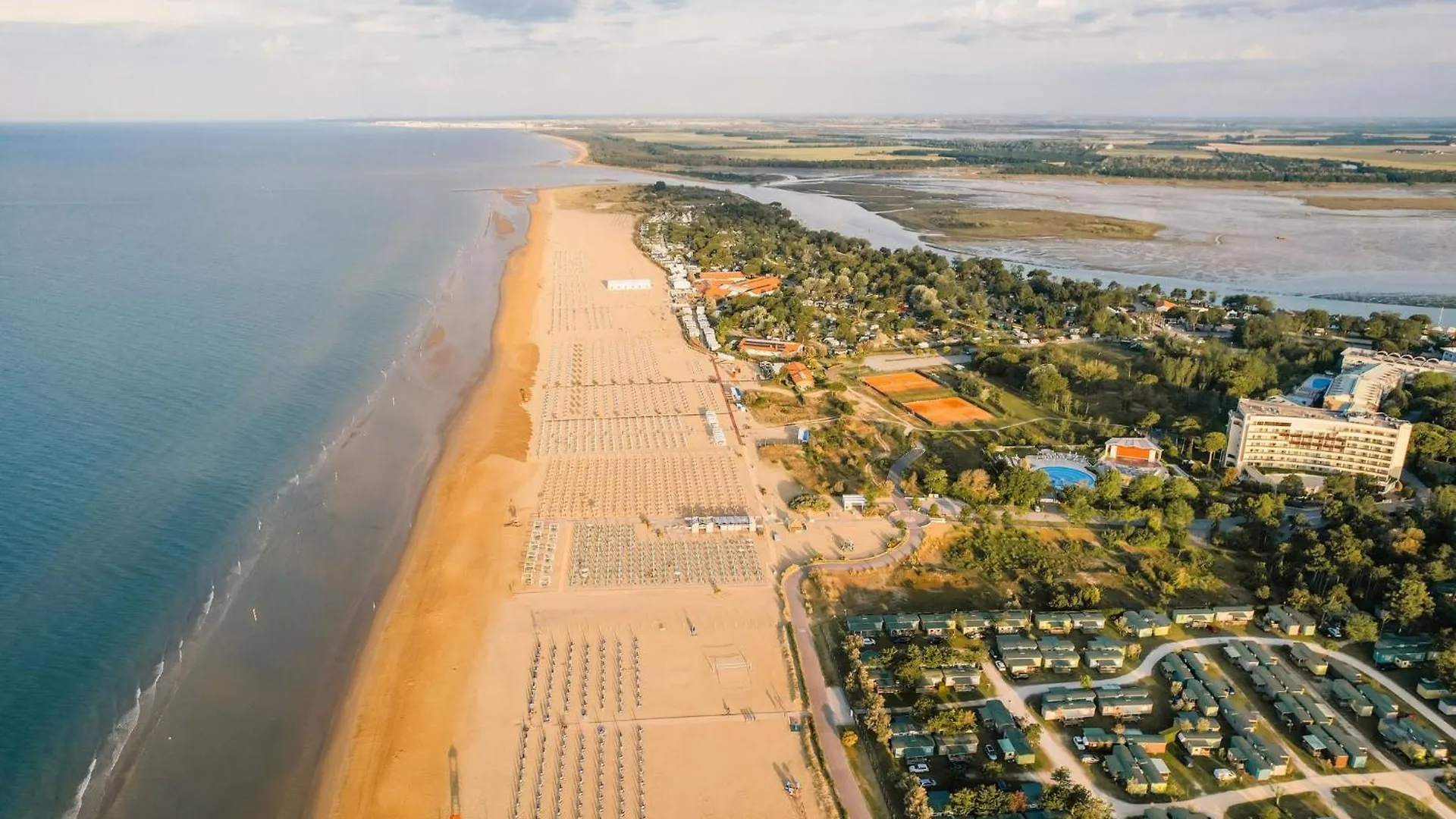 Bright Flat In Residence With Pool - Beahost Bibione 0*,  Włochy